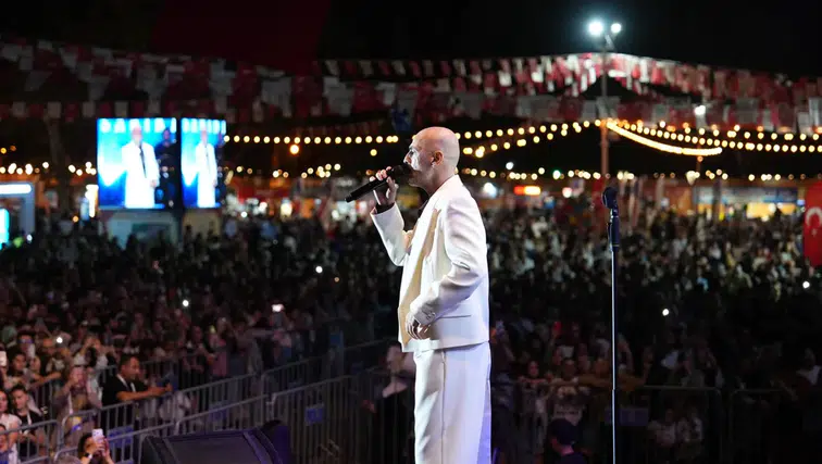 Kahramanmaraş’ta Zafer Bayramı coşkusu Sarıkabadayı konseriyle zirvede