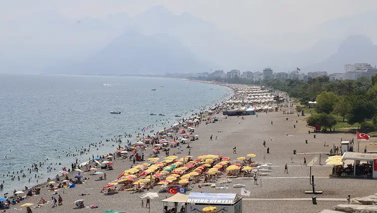 Antalya'da yüksek nem ve sıcaktan bunalanlar sahilleri doldurdu
