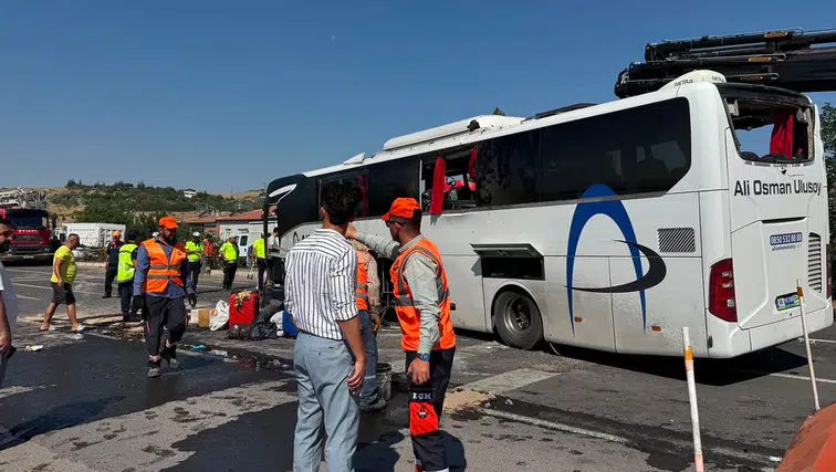 Kayseri'de devrilen yolcu otobüsündeki 1 kişi öldü, 22 kişi yaralandı