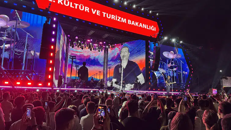 Kahramanmaraş'ta Kültür Yolu Festivali'nde Kıraç sahne aldı