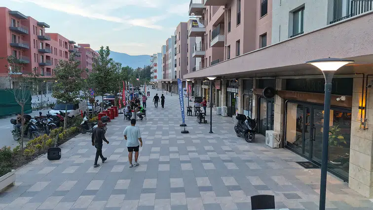 Depremlerde yıkımın yaşandığı Atatürk Caddesi yeni iş yerleriyle hareketlendi