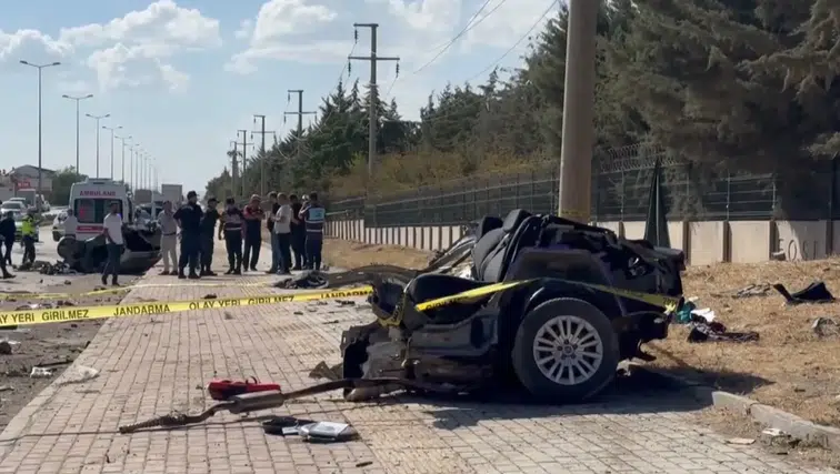 Otomobil ikiye ayrıldığı kazada 2 kişi can verdi!