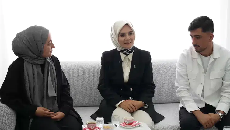 Yeni evli çiftin ilk misafiri Bakan Göktaş oldu