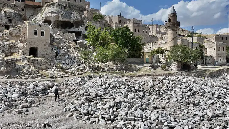 Terk edilen köyündeki camiye 23 yıldır gözü gibi bakıyor