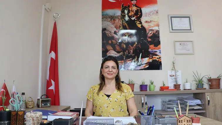 Hatay'da kadın muhtar mahallelinin talepleriyle yakından ilgileniyor