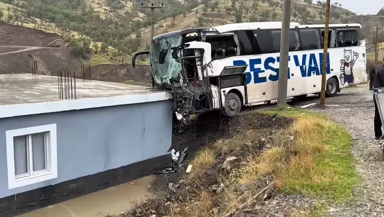 Yolcu otobüsü önce tırla çarpıştı sonra bir eve çarptı