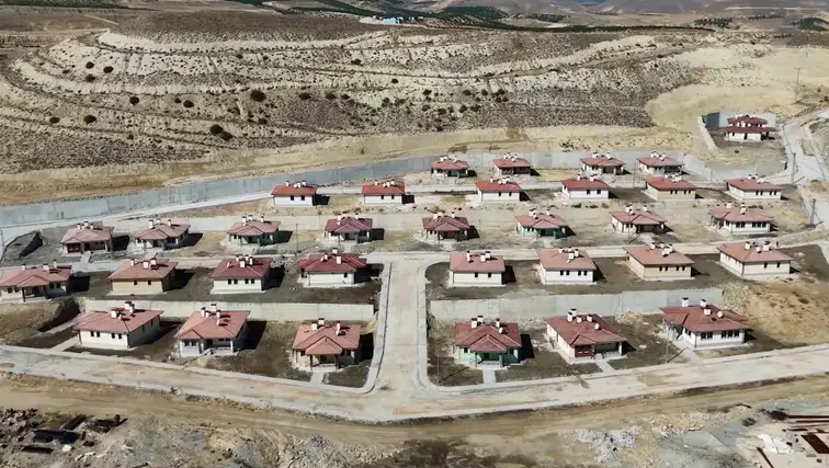 Deprem konutlarının hak sahiplerine teslimi devam ediyor