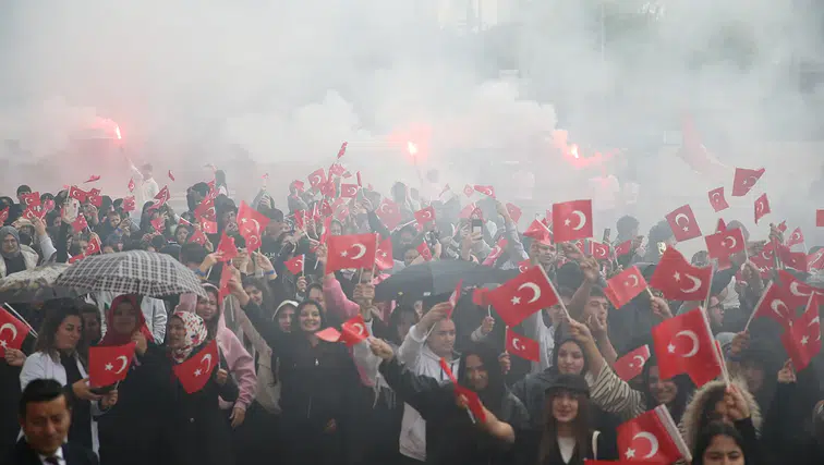 Öğrencilerden meşaleli Cumhuriyet Bayramı kutlaması