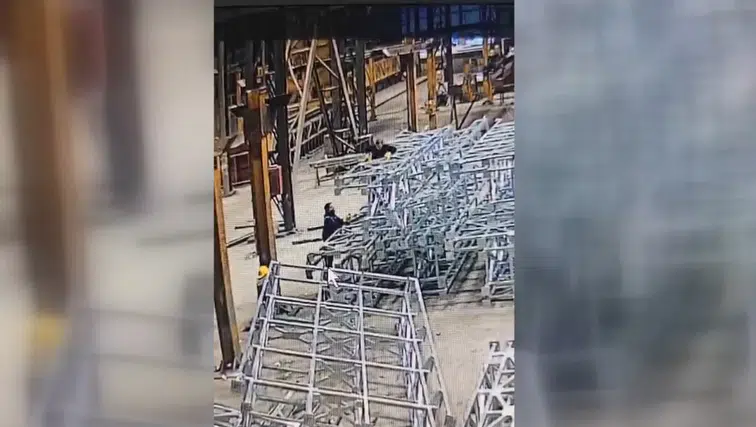 Çelik konstrüksiyon parçalarının altında kalan işçi hayatını kaybetti
