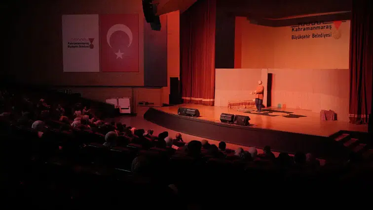 Bir Tabak Daha adlı komedi gösterisi Kahramanmaraş’ta tiyatro severlere buluştu