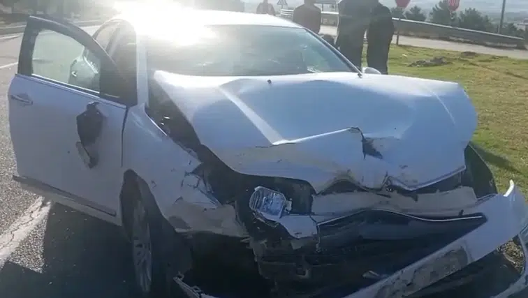 İki otomobilin çarpıştığı kazada 1 kişi hayatını kaybetti