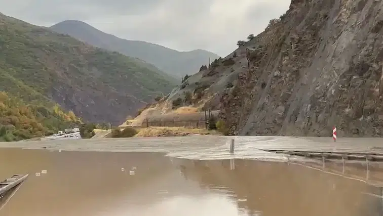 Erzincan-Erzurum kara yolu heyelan nedeniyle ulaşıma kapandı