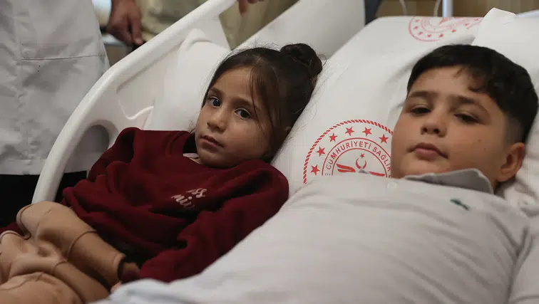 İki kardeşin kalbindeki delik aynı gün ameliyatsız kapatıldı
