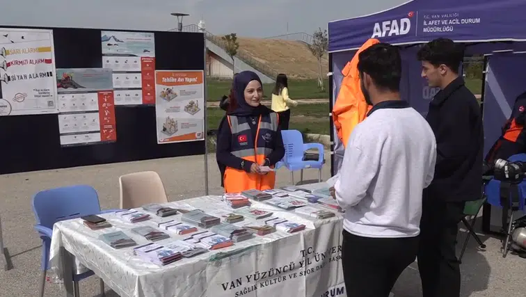 Van depreminde enkazdan kurtarıldı, afet gönüllüsü oldu