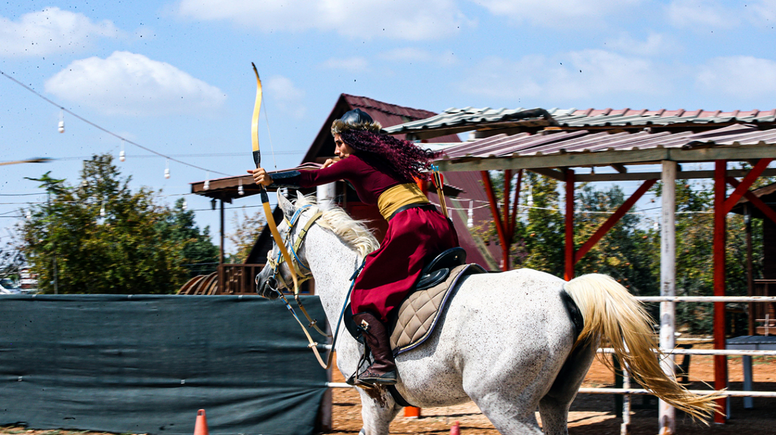 Atlı okçuluk tutkunu Gamze İdigük, ilk hedefine ulaşmak için çalışıyor