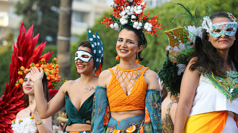 14. Uluslararası Portakal Çiçeği Karnavalı'nın kortej geçişi yapıldı