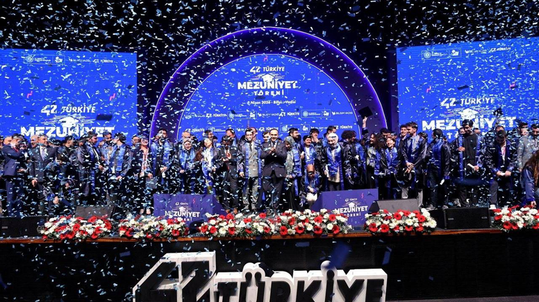 42 Türkiye modeliyle 407 genç yazılımcı mezun oldu