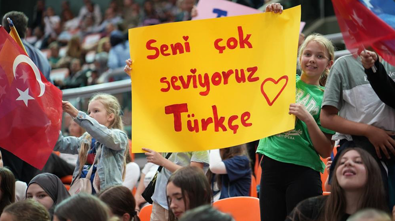5 bin çocuk, tek bir dil, Türkçe