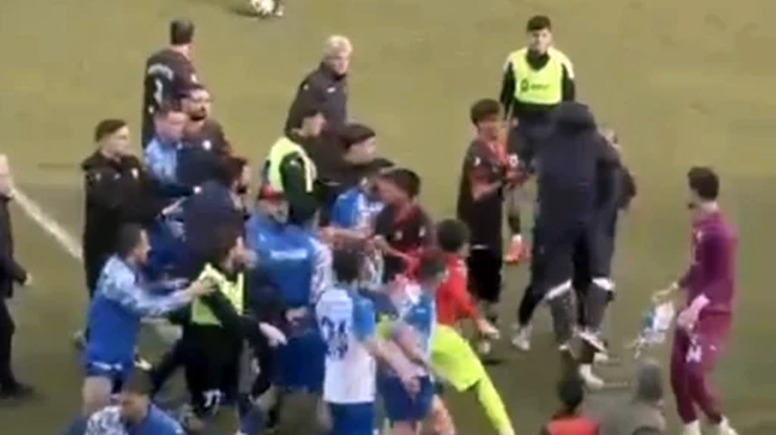 Amatör ligde oynanan futbol maçında kavga çıktı