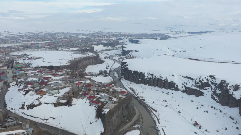 Baharda karla kaplanan Murat Kanyonu ziyaretçilerini büyülüyor