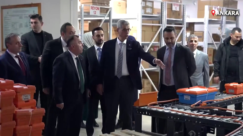 Bakan Memişoğlu, Ankara'da bir ecza deposunda incelemelerde bulundu