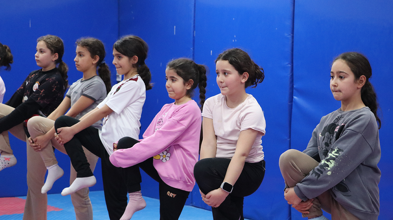 Depremzede ilkokul öğrencileri, farklı spor dallarıyla tanışıyor