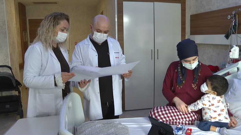 Fedakar anne karaciğeriyle bebeğini yeniden hayata bağladı