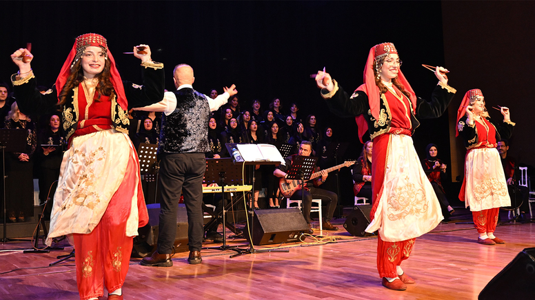 Geleneksel Türk Halk Müziği Korosu konseri büyük ilgi gördü