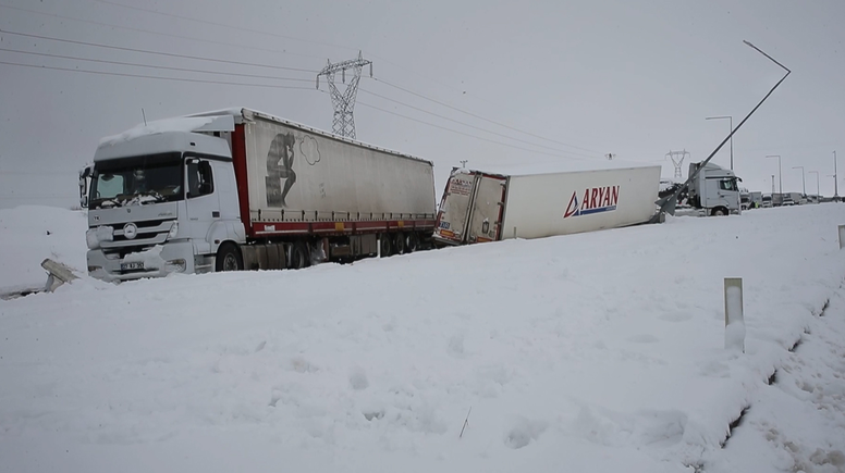 Kar yağışı nedeniyle 6 araç birbirine girdi