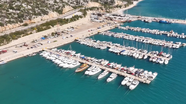 Kışın karaya çekilen tur tekneleri yeni sezona hazırlanıyor