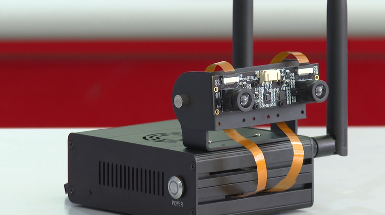 Liselilerin görme engelliler için geliştirdiği robota çifte ödül