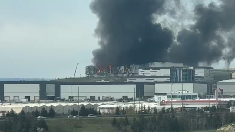 Mobilya deposunda yangın! İtfaiye ekipleri olay yerinde