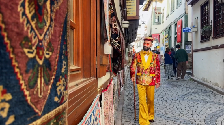 Sandıkta unutulan perde ve halıları kıyafetlere dönüştürüyor