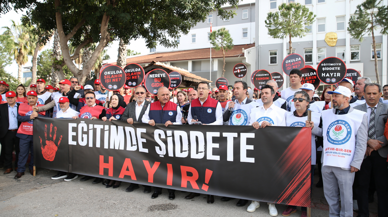 Şanlıurfa ve Kahramanmaraş'taki okul saldırıları Antalya'da protesto edildi