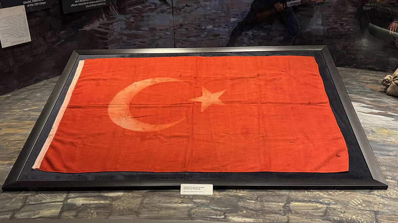 Şehit Kamil'in tabutuna örtülen Türk bayrağı müzede sergileniyor