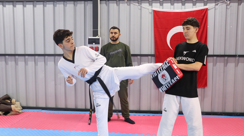 Tekvandocu kardeşleri antrenör babaları çalıştırıyor