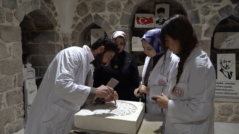Tescilli Mardin taşına tarihi yapılardaki motifler işleniyor