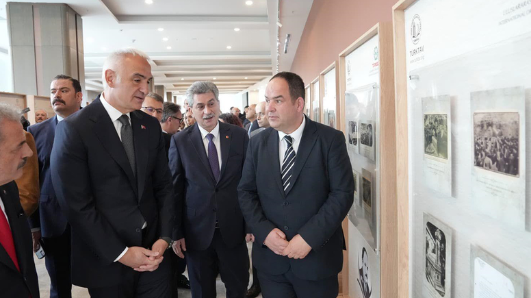 Türk dünyasına 5 lehçede dev eser