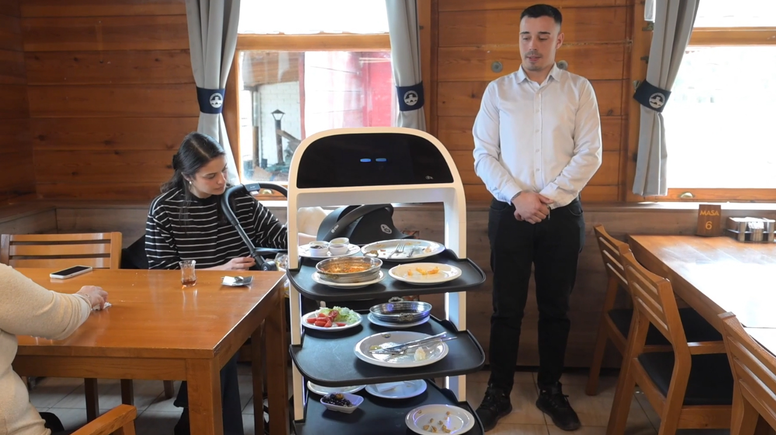 Yapay zeka destekli robot garson hizmete başladı