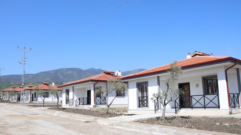 Yapımı tamamlanan 28 köy evi depremzedelere teslim edildi