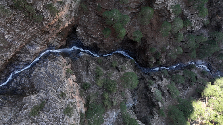 Yılda sadece bir ay akan şelale, görsel şölen sunuyor