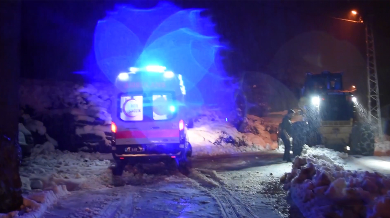 Yolu kardan kapanan köydeki hasta bebek için seferber oldular