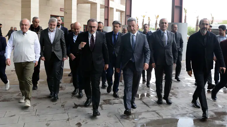 Mahir Ünal, tedavisi devam eden öğrencileri ziyaret etti