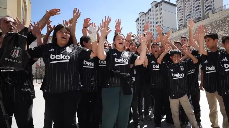 Beşiktaş gönüllüleri, depremzede öğrencilere forma hediye etti