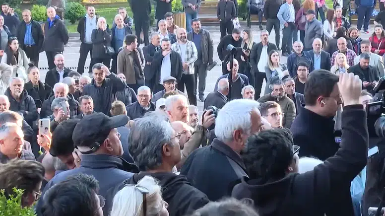 İstinafın CHP kurultay davası kararının ardından partililer, Genel Merkezi'ne geldi