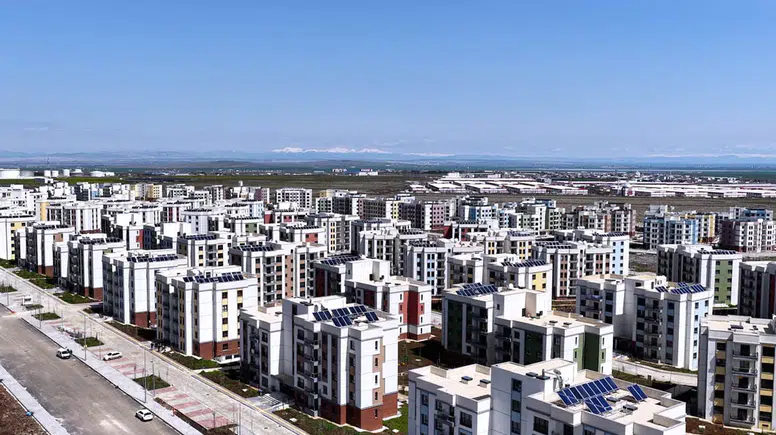 Bakan Kurum, deprem konutlarında yaşayan aileyi paylaştı