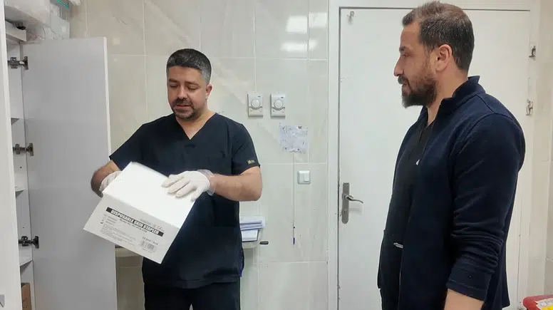 Hemşire iki kardeş aynı hastanede omuz omuza mesai yapıyor