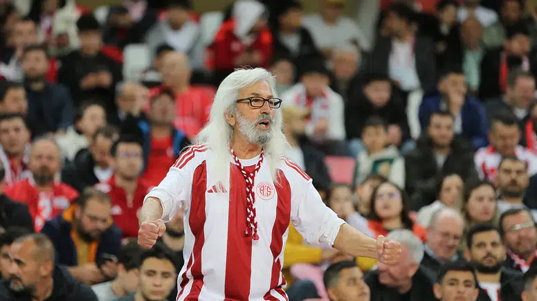 Tribünlerin Gandalf Dedesi ömrünü kırmızı ve beyaz renklere adadı