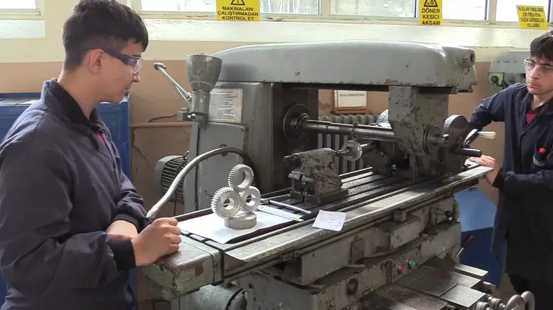 Atık metaller öğrencilerin elinde maket tanka ve helikoptere dönüşüyor