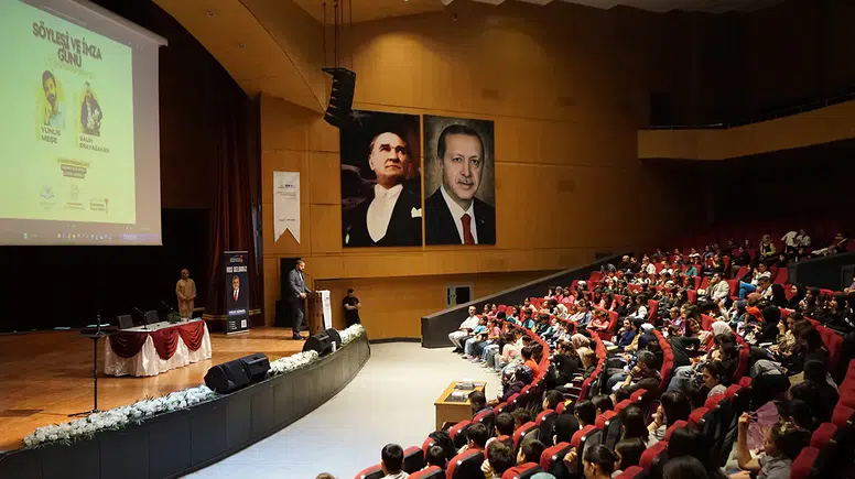 Yazarlar minik edebiyatseverlerle bir araya geldi